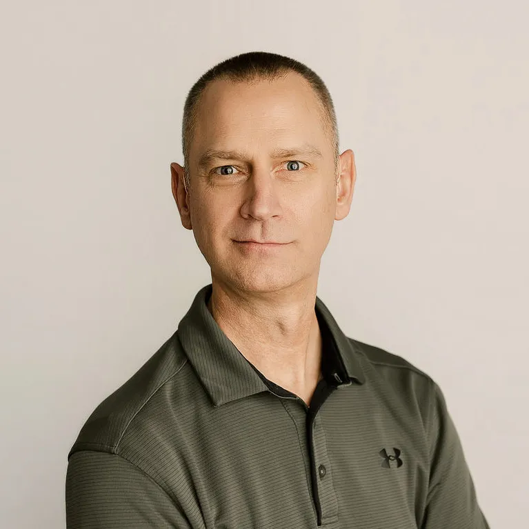 Headshot of Dan Weaver looking at the camera.